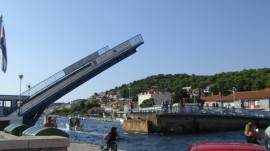Hubbrücke von Tisno auf die Insel Murter