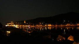 Tisno bei Nacht